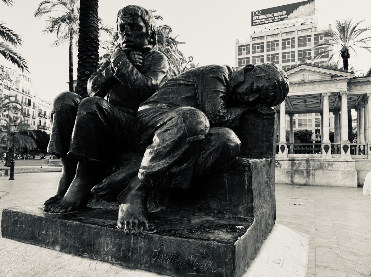 I Senzatetto sculpture by Pasquale Civiletti in Piazza Castelnuovo, Palermo